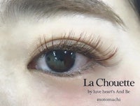 a woman's eye with the words la choutte on it