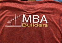 a red t - shirt with the word mba builders on it