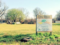 a sign that says elm creek community garden