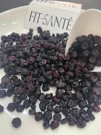 a pile of blackberries on a plate with the word fit sante on it
