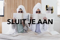 two women sitting in bed with the words slut je aan
