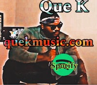 a man is sitting on a chair with the words que k on it